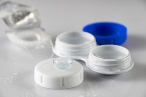 Jak używać płynów do czyszczenia soczewek?
