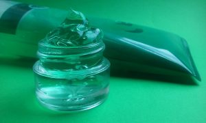 Proste przepisy na domowe maści ziołowe – jak zrobić naturalne balsamy na skórę?